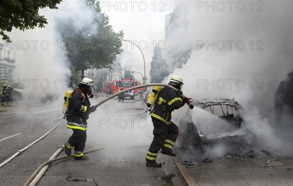 Fire brigade extinguishes burning cars on the Elbchaussee in Hamburg after the riots at the G20 summit, 2017