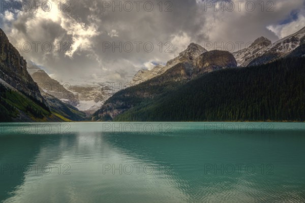 Lake Louise, Banff, Alberta Kanada travel destination with turquoise water