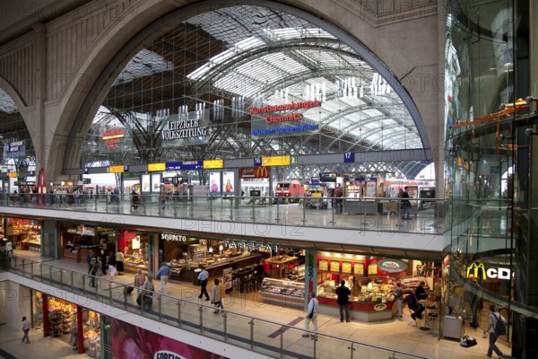 Leipzig Central Station View from the south into the platform hall and onto the two shopping levels 11 July 2007 landscape format 0571