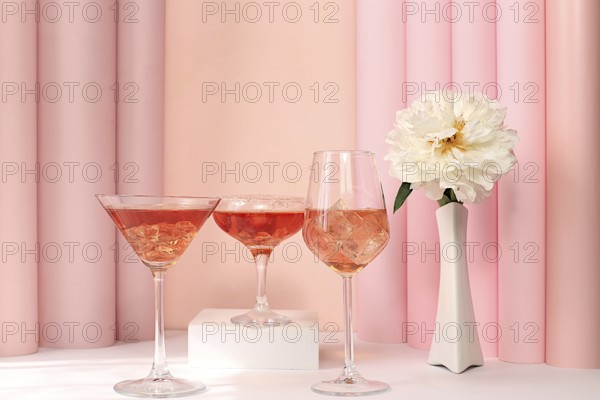 Festliche alkoholischen Cocktail Aperol Spritz, rot Martini, Tequila in Gläsern auf einem hellen Hintergrund mit einem Strauß Pfingstrosen, Sommer-Bar-Konzept, alkoholische Getränke auf einer Party, Restaurant und Café Werbung, selektiven Fokus