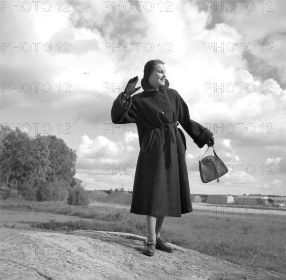 Fashionable in the 1950s. A young woman wears a typical 1950s warm coat. 1950. Ref i1699