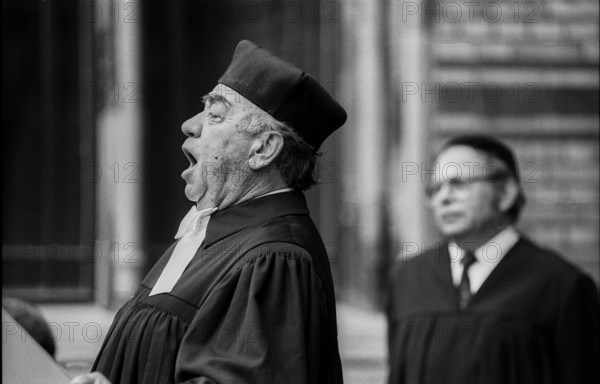 Germany, Berlin, 5 September 1991, Ceremony for the unveiling of the renewed lettering above the entrance to the New Synagogue in Oranienburger Strasse, Estrongo Nachama sings
