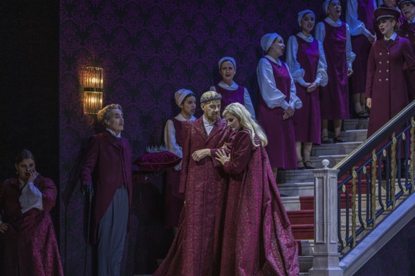 Hamlet' by Ambroise Thomas is an almost 150-year-old opera based on the play of the same name by William Shakespeare, staged by Nadja Loschky and conducted by Marie Jaquot. Media rehearsal from 12.04.2023 at the Komische Oper Berlin Performers: Tijl Faveyts: King of Denmark. Karolina Gumos: Queen Gertrude. Huw Montague Rendall: Hamlet. Jens Larsen: The Ghost. Stephen Bronk: Polonius. Liv Redpath: Ophélie. José Simerilla Romero: Laërte. Frederic Jost: Horatio. Johannes Dunz: Marcellus