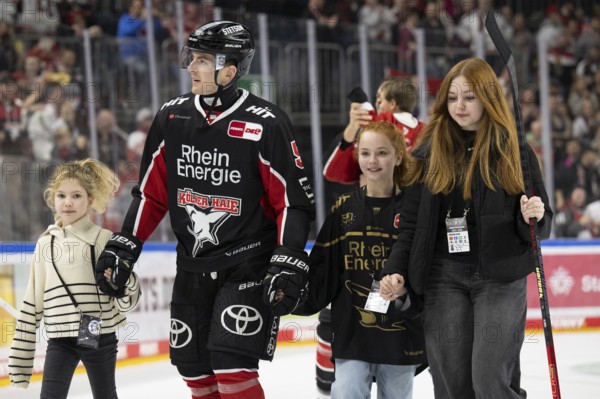 Laura Dick Cologne, LanxessArena, North Rhine-Westphalia, Robin van Calster (Cologne Sharks, #5), PENNY DEL, Cologne Sharks-Düsseldorfer EG on 24/11/2024 at the LanxessArena in Cologne Germany