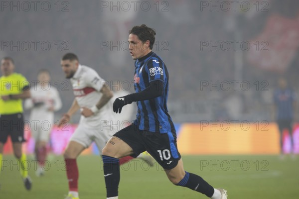 Football match, Nicolo' ZANIOLO Atalanta Bergamo right on the ball, in the background is Jeff CHABOT VFB Stuttgart, Stuttgart Arena, Stuttgart