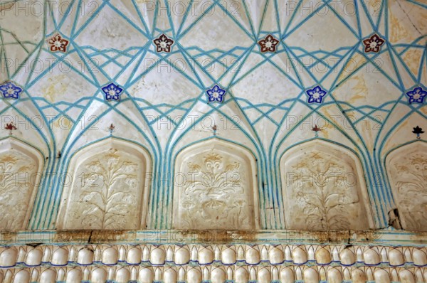 Fort Amber, Amber, near Jaipur, Rajasthan, North India, India, Asia, Detailed ceiling pattern with blue and cream-coloured floral design