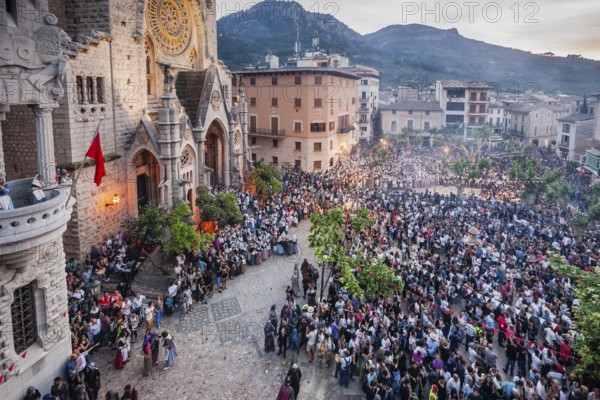 Moors and Christians, Es Firó, Plaza De Sa Constitució final celebration, Soller, Sierra de Tramuntana, Mallorca, Balearic Islands, Spain