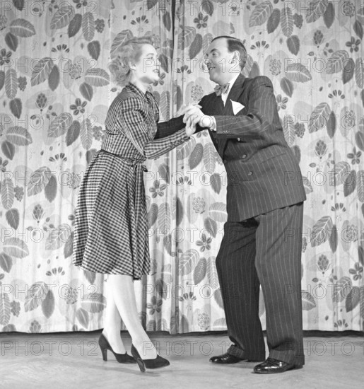 Learning to dance in the 1940s. A couple is dancing together. An instructiv image on how to position and move to the music, although which dance they are dancing is not known. Sweden 1946. Photo: Kristoffersson ref Y56-5