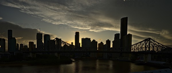 The skyline of Brisbane and the Story Bridge at nighttime