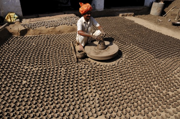Potter making sand lamps on a potter wheel, Jodhpur, Rajasthan, India Mr#786