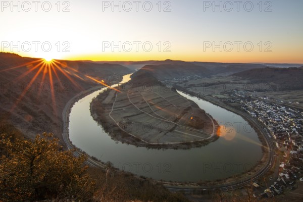 Sunrise over the Moselle. The river meanders in a narrow loop through a valley surrounded by vineyards near Bremm, Calmont, Rhineland-Palatinate, Germany