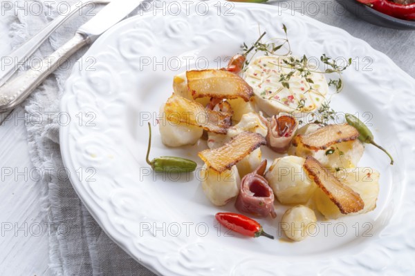 Jerusalem artichoke au gratin with ham and chili