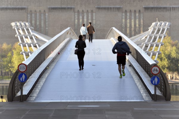 Millenium Bridge, the Millenium Bridge built at the turn of the millennium over the Thames with pedestrians, London, London region, people crossing a modern pedestrian bridge in the city, London, London region, England, United Kingdom