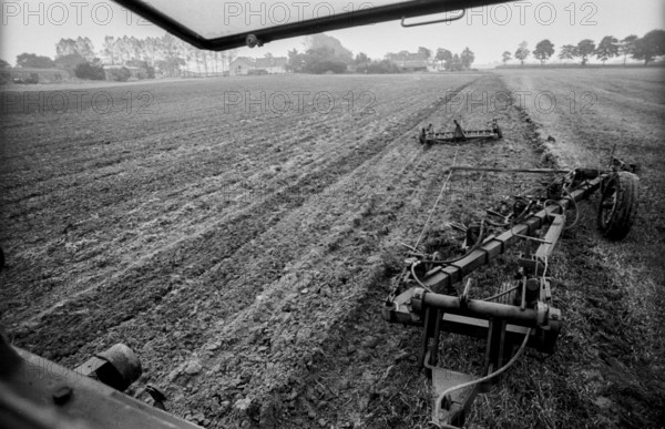 Germany, Eixen, 16.9.1991, tractor driver, farmer who has become self-employed, field being ploughed