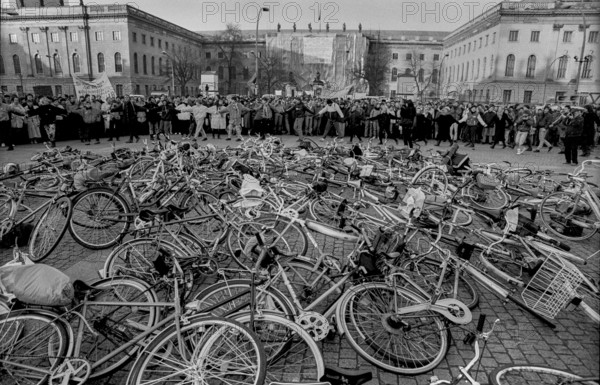 Germany, Berlin, 16 January 1991, demonstration against the Gulf War, in front of the Humboldt University on Bebelplatz, bicycle demonstration by students