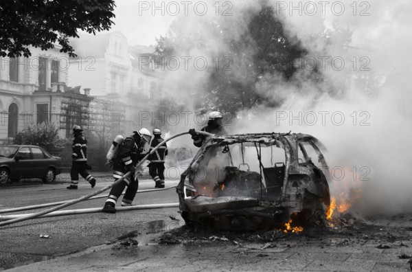 Fire brigade extinguishes burning cars on the Elbchaussee in Hamburg after the riots at the G20 summit, 2017