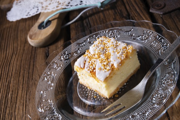 Succulent tin cheesecake with crumbs