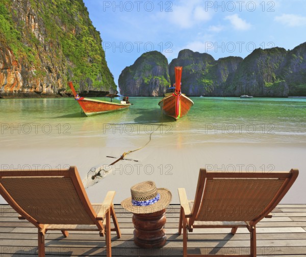 Two convenient comfortable guest sun loungers and a bedside table are worth on a wooden platform. The excellent review on the beach and native boats. Charming lookout for two
