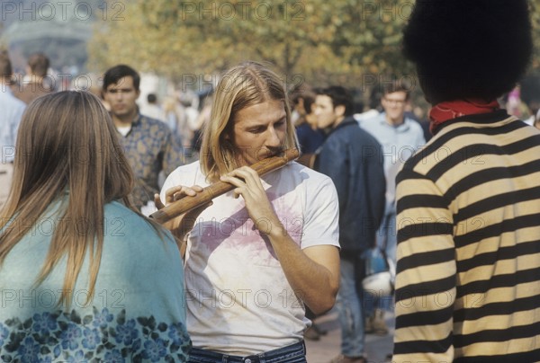 USA december 1968. Students at University of California Berkeley seen playing music and hanging out on the university grounds. Kodachrome slide original. Credit Roland Palm ref 6-1-4