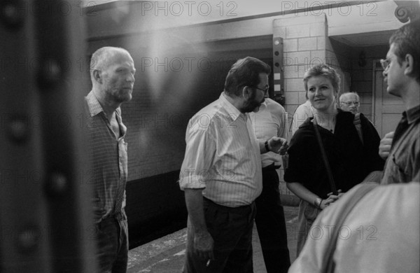 GDR, Berlin, 29.06.1990, Vernissage of the Umweltgalerie, (sponsored by the Büro für Architektur und Kunst in Berlin-Buch), in the underground station Alexanderplatz