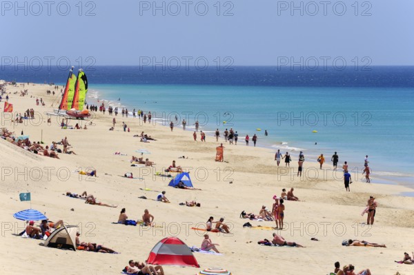Holidaymakers on the beach, Morro Jable, Playa del Matorral, Jandia Peninsula, Fuerteventura, Canary Islands, Canary Islands, Atlantic Ocean, Spain