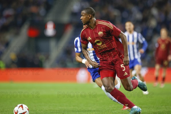 Portugal: Football Europa League, Play-Off - FC Porto vs. AS Roma - Estadio do Dragao, Porto: Evan NDICKA AS Roma on the ball