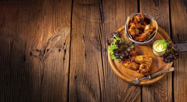 Savory gewürzte hühnerflügel aus dem ofen