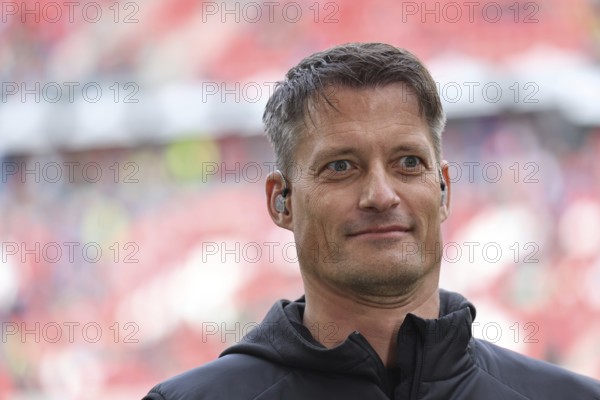 Coach Alexander Blessin (FC St. Pauli) at the match of the 1st FBL: 24-25: 1st FBL: 24-25: 5th Sptg. SC Freiburg - FC St. Pauli DFL REGULATIONS PROHIBIT ANY USE OF PHOTOGRAPHS AS IMAGE SEQUENCES AND/OR QUASI-VIDEONan Photo: Joachim Hahne/johapress, Freiburg, Germany / Germany
