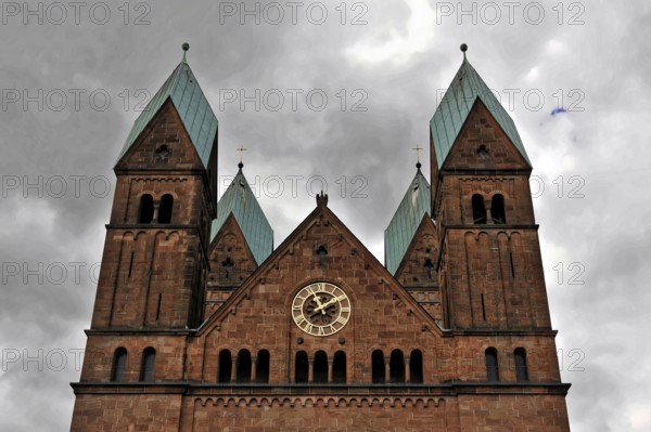 Park of the former residence of the Landgraves of Hesse-Homburg, castle, with a view of the Church of the Redeemer, Bad Homburg, Hesse, Germany, Church with four distinctive towers and a clock above the entrance against a cloudy sky, Bad Homburg v. d. Höhe, Hesse, Germany