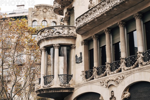 The House of Lieo-i-Morera is a six-storey residential building in Barcelona, a masterpiece of Catalan art nouveau, one of the most significant works by Luis Domenech-e-Montaner. .