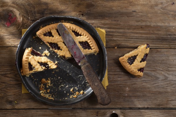 Presentation of a slice of pie with berry jam