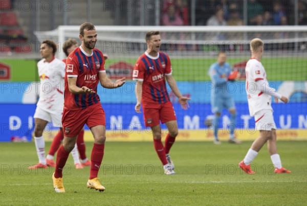 Football match, Benedikt GIMBER 1.FC Heidenheim left can't believe the decision of the referee Sascha STEGEMANN and gesticulates with his hands together with Jan SCHÖPPNER 1.FC Heidenheim in the background, football stadium Voith-Arena, Heidenheim