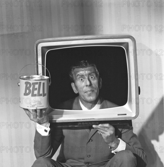 Television in the 1950s. A man wearing a televison set over his head, with the screen taken out, his face fits perfectly in the middle. He is actor Martin Ljung, hired by Alcro paint manufacturer to promote the new line of Bell latex paint. Photo Kristoffersson ref DC10-2. Sweden 1961