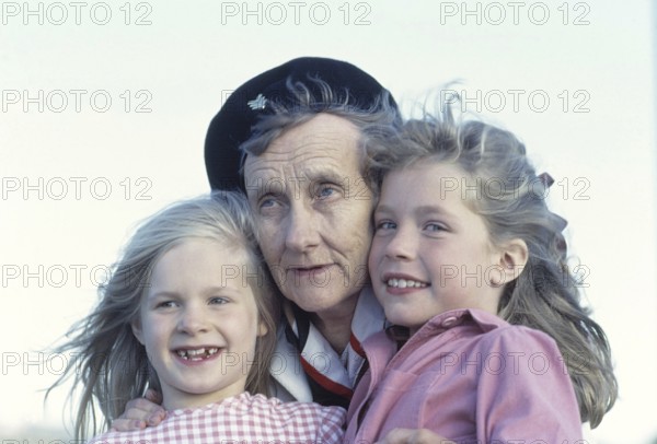 Astrid Lindgren. Swedish author of childrens books, songs and novels. Born 14 november 1907 - 28 january 2002. Internationally famous for the books featurings Pippi Longstocking, Emil of Lönneberga, Karlsson-on-the-roof and the Six Bullerby children. 2017 she was calculated to be the world's 18th most translated author. Roughly 167 million of her books was sold worldwide 2010. Pictured with child actresses Jonna Liljendahl and Liv Alsterlund who plays the main characters in the 1979 film Du är inte klok Madicken