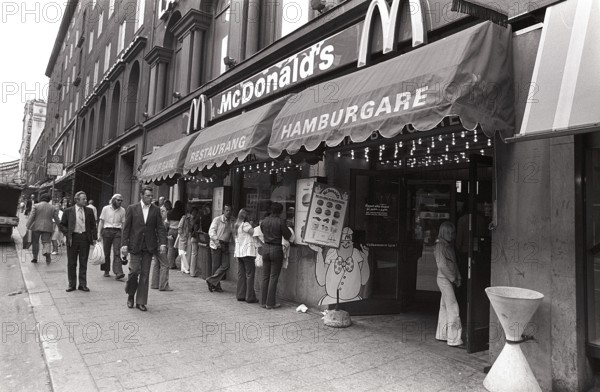 Fast food in the 1970s. Swedish businessman Paul Lederhausen obtains the swedish rights to fast-food chain McDonalds and on october 27 1973 opens the very first McDonalds restaurant i Sweden on Kungsgatan in Stockholm. ref 6382