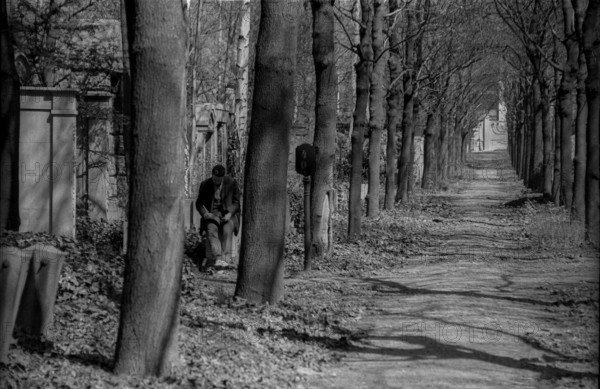 GDR, Berlin, 27.04.1987, Jewish cemetery Weißensee, in spring, drawing man with kippa (Star of David)