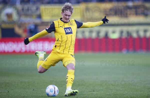 Germany: Soccer 1st Bundesliga, Matchday 20 - 1. FC Heidenheim vs. Borussia Dortmund - Voith-Arena Heidenheim: Julian BRANDT Borussia Dortmund on the ball takes the shot
