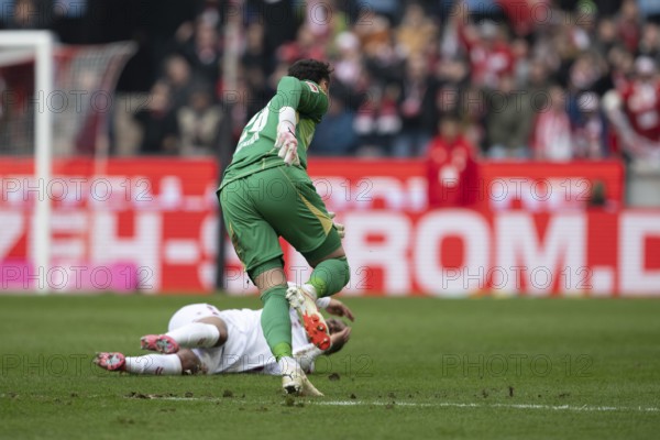 (DFL/DFB REGULATES PROHIBIT ANY USE OF PHOTOGRAPHS AS IMAGE SEQUENCES AND/OR QUASI-VIDEO), RheinEnergieStadion, Cologne, North Rhine-Westphalia, Linton Maina (1.FC Köln, Midfield, #37), Justin Heekeren (Hamburger SV, Goalkeeper, #28), 2nd Bundesliga, 1.FC Köln, Hamburger SV on 09/02/2025 at RheinEnergieStadion in Cologne Germany