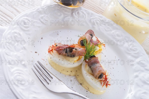 Eggs with ham and black olive ones