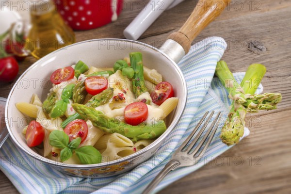 Noodles with asparagus in cream-cheese sauce