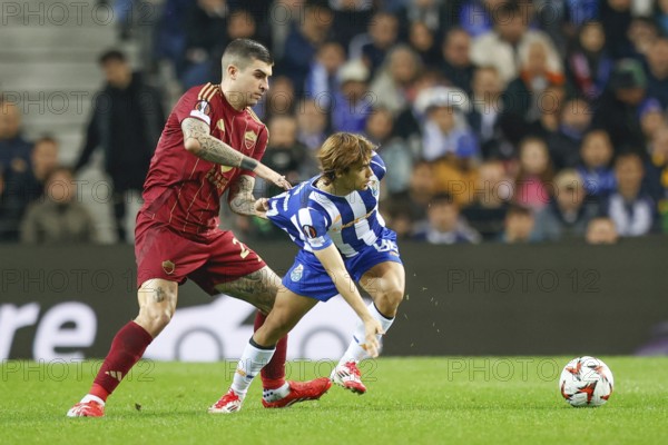 Portugal: Football Europa League, Play-Off - FC Porto vs. AS Roma - Estadio do Dragao, Porto: Rodrigo MORA FC Porto right in duel with Gianluca MANCINI AS Roma
