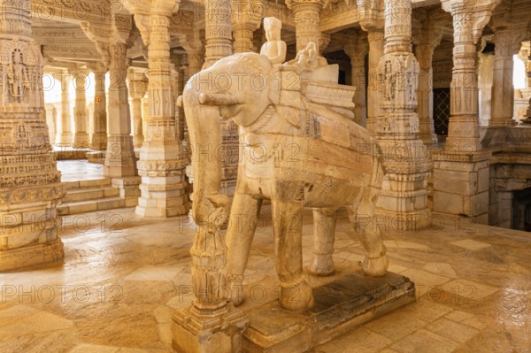 Im Inneren des Ranakpur Jain-Tempels, Rajasthan, Indien