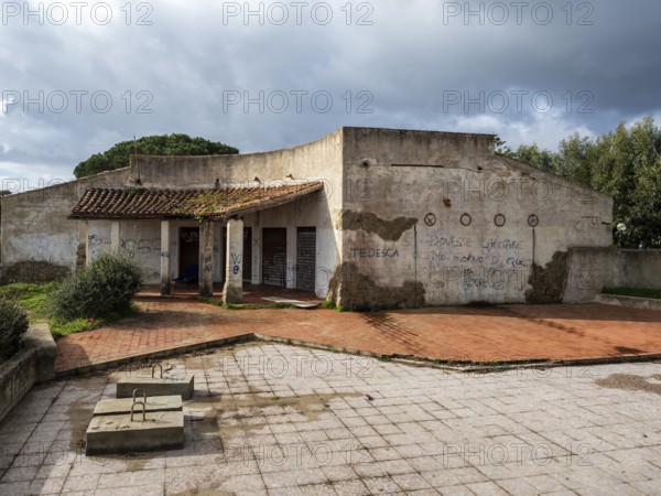 A picture of an abandoned old house
