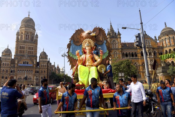 Lord Ganpati idol procession, Ganesha festival, Chhatrapati Shivaji Maharaj Terminus, Mumbai, Maharashtra, India, Asia