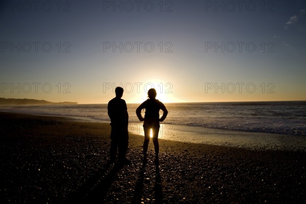 Sillouette People and Beach New Zealand South Island
