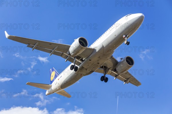 Lufthansa Airbus 320 im Landeanflug auf den Flughafen Frankfurt am Main, Deutschland