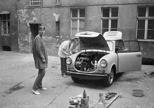 06.05.1982 GDR East Berlin district Prenzlauer Berg, Stargarder Straße, car repair on a backyard, a car type Trabant 600, year of construction 1963, is repaired by the owner, East Berlin, Berlin-Mitte, GDR GDR