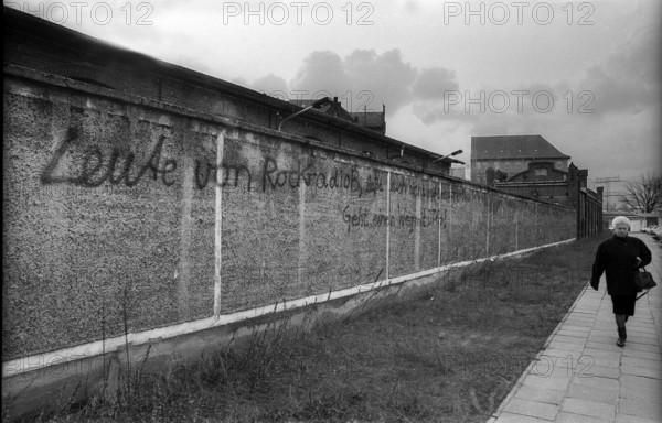 Germany, Berlin, 23 March 1992, Funkhaus in Nalepastraße, Mauer: People from rock radio, don't let yourselves be abused - go your own way with DT-64!