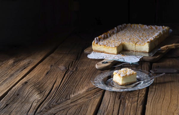 Succulent tin cheesecake with crumbs