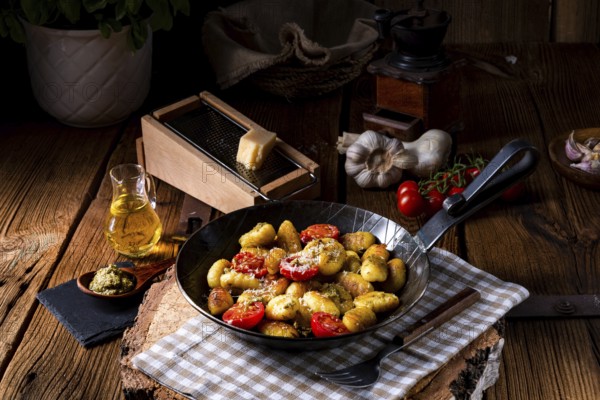 Gnocchi gebacken mit grünem pesto, kirsch tomaten und parmesan